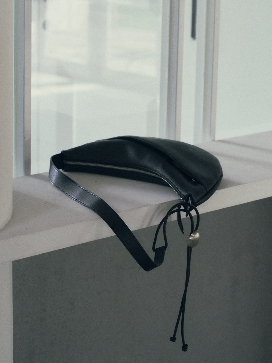 Note1 Crescent Crossbody Bag - Black